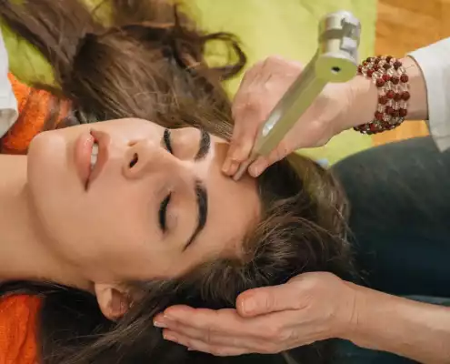 Sonothérapie en soins avec un diapason